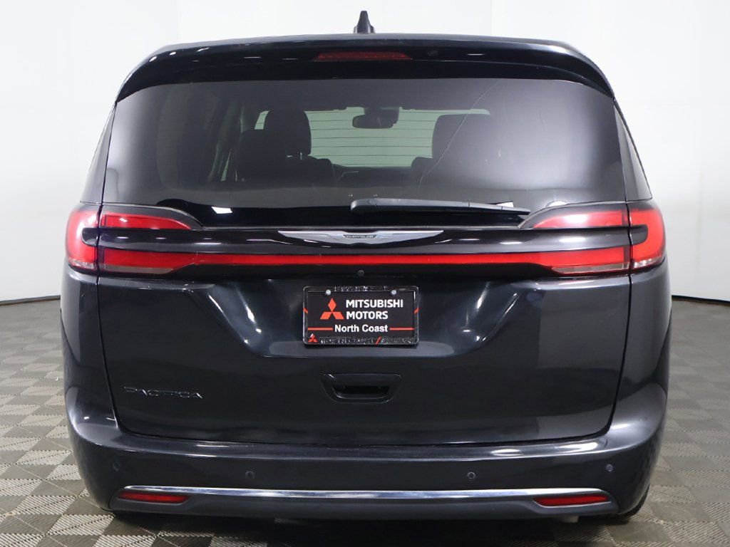 Used 2023 Chrysler Pacifica Touring-L image 13