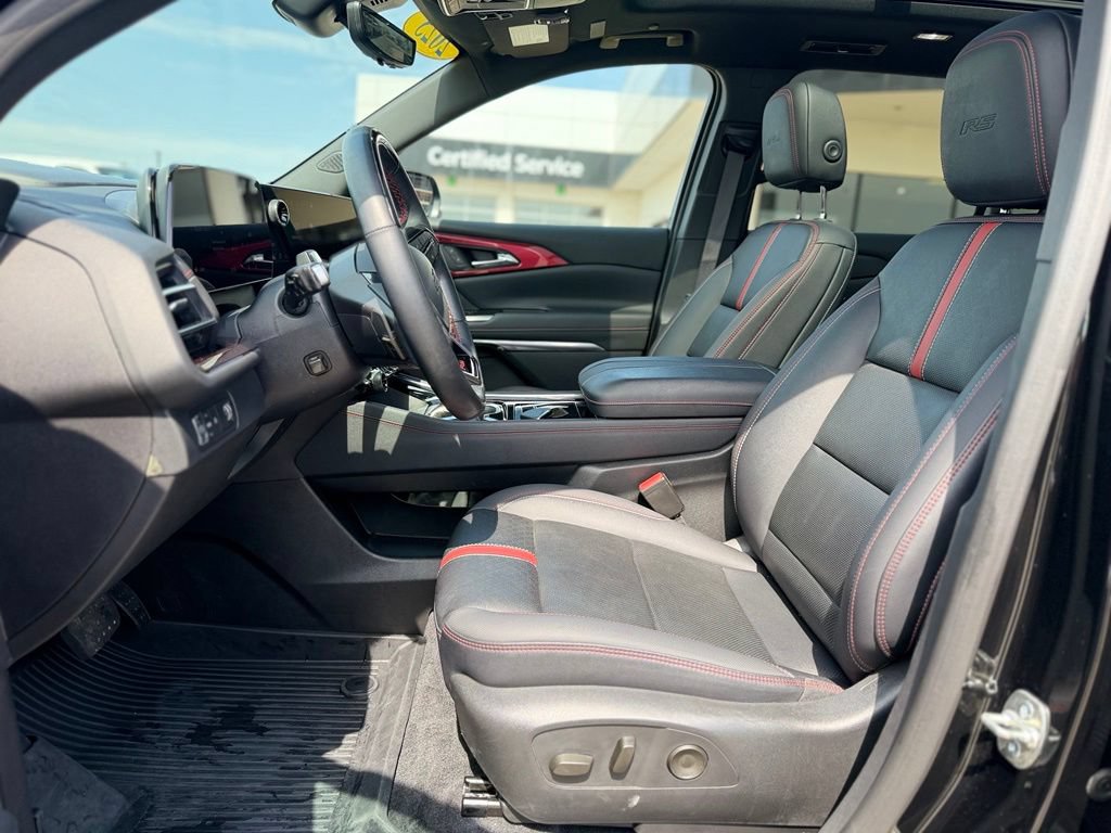 Used 2025 Chevrolet Traverse RS w/ LPO, Floor Liner Package FWD image 9