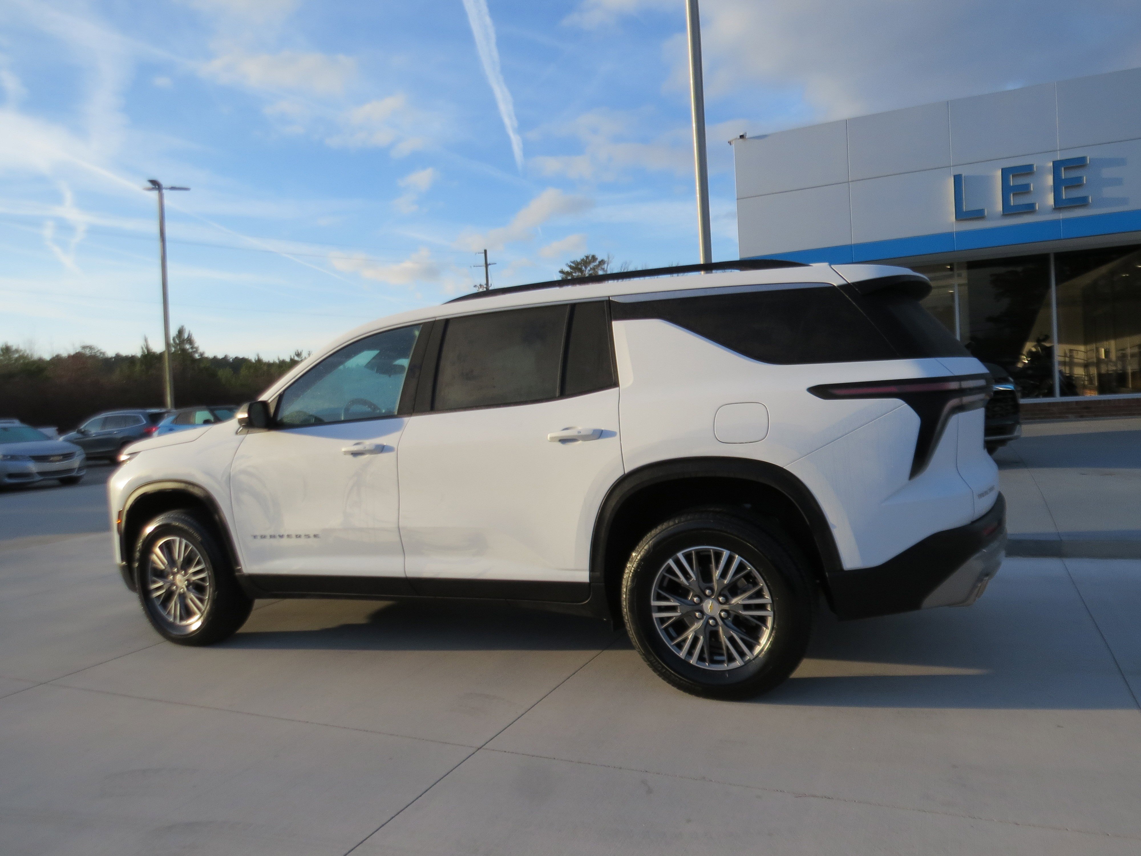 Used 2025 Chevrolet Traverse LT image 3