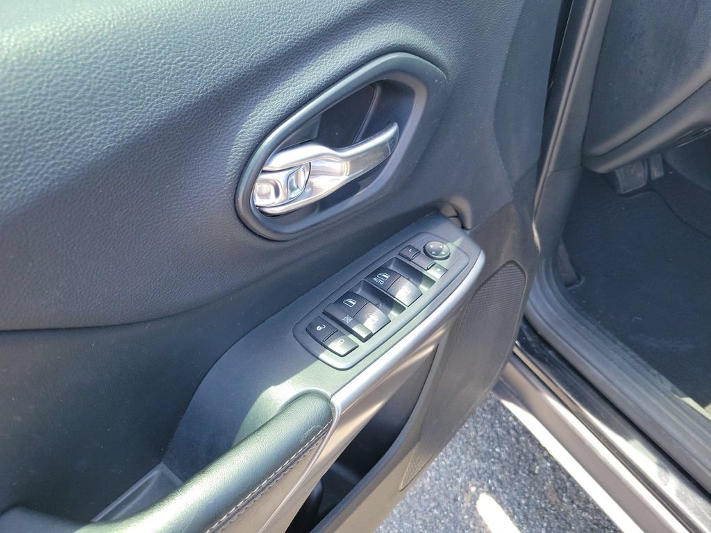 Used 2019 Jeep Cherokee Latitude w/ Popular Appearance Group FWD image 17
