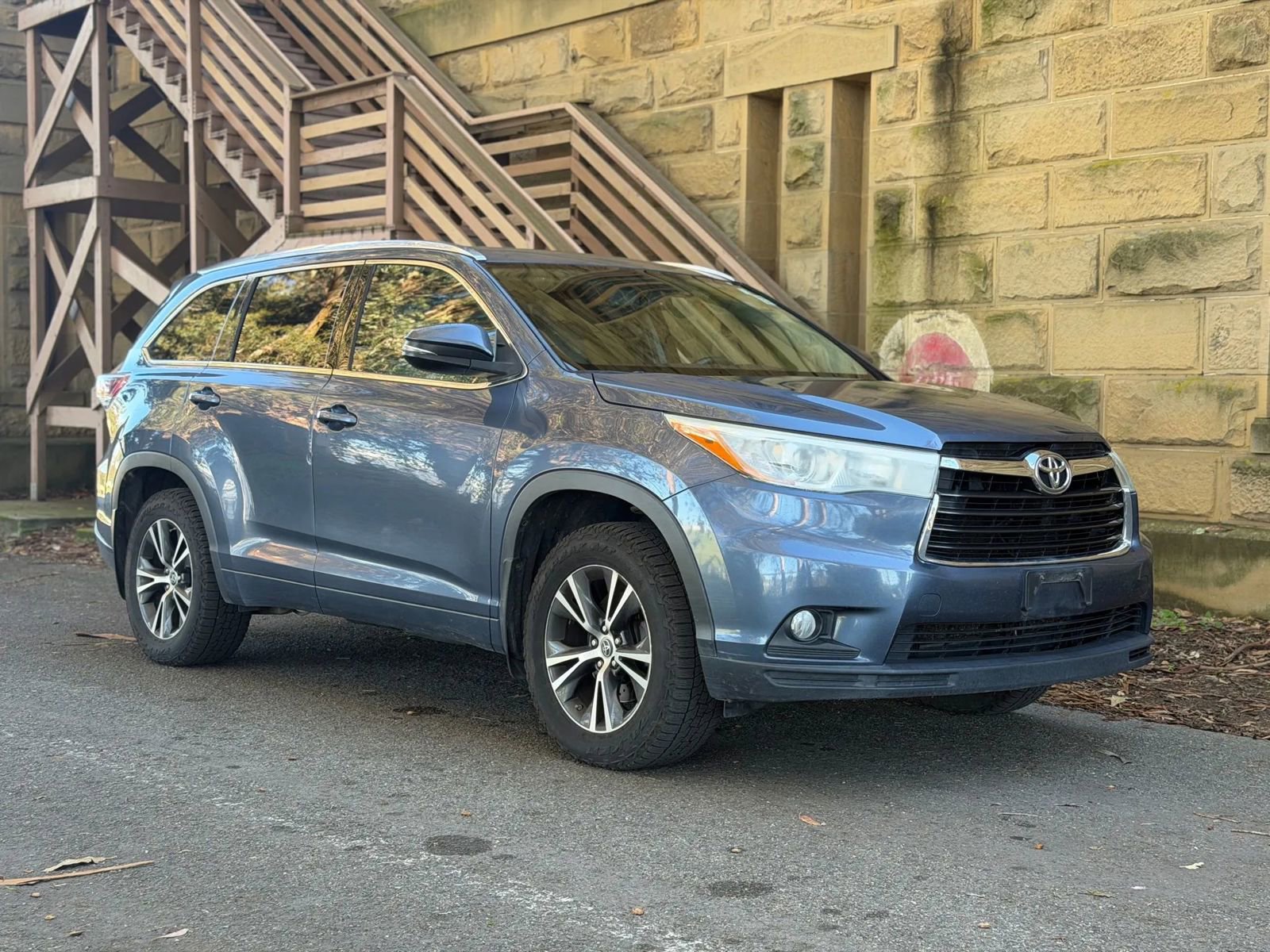 Used 2016 Toyota Highlander XLE AWD/4WD image 2