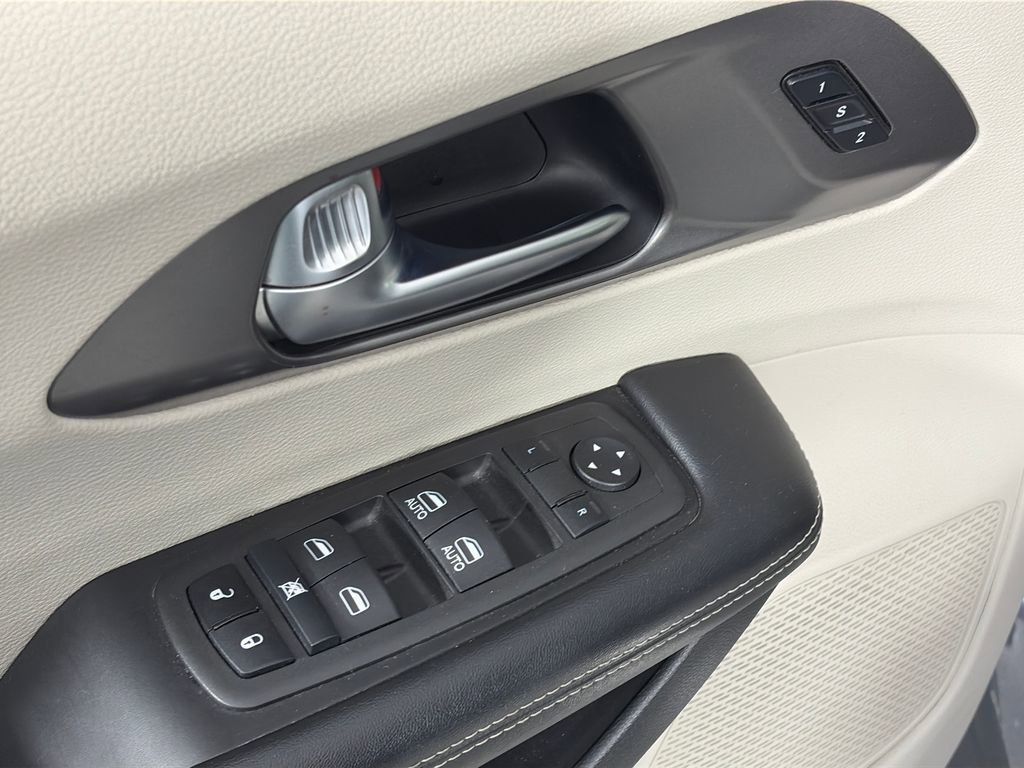 Used 2022 Chrysler Pacifica Touring-L FWD image 24