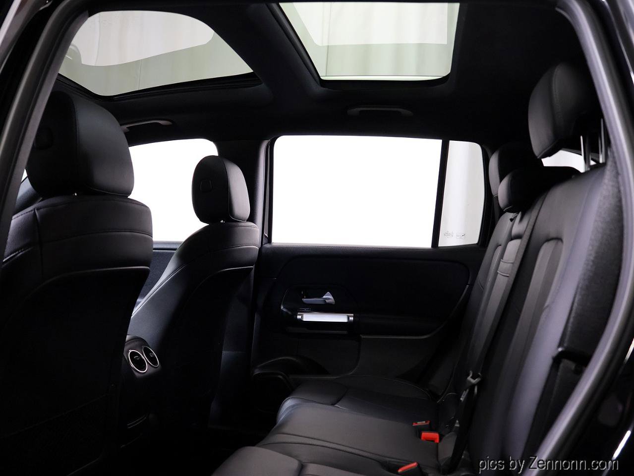 Used 2020 Mercedes-Benz GLB 250 4MATIC w/ Premium Package image 14