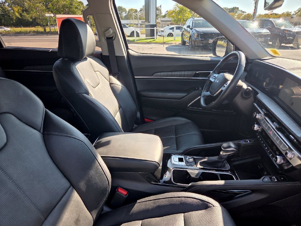 Used 2024 Kia Telluride EX w/ EX Captain's Chair Package AWD/4WD image 29