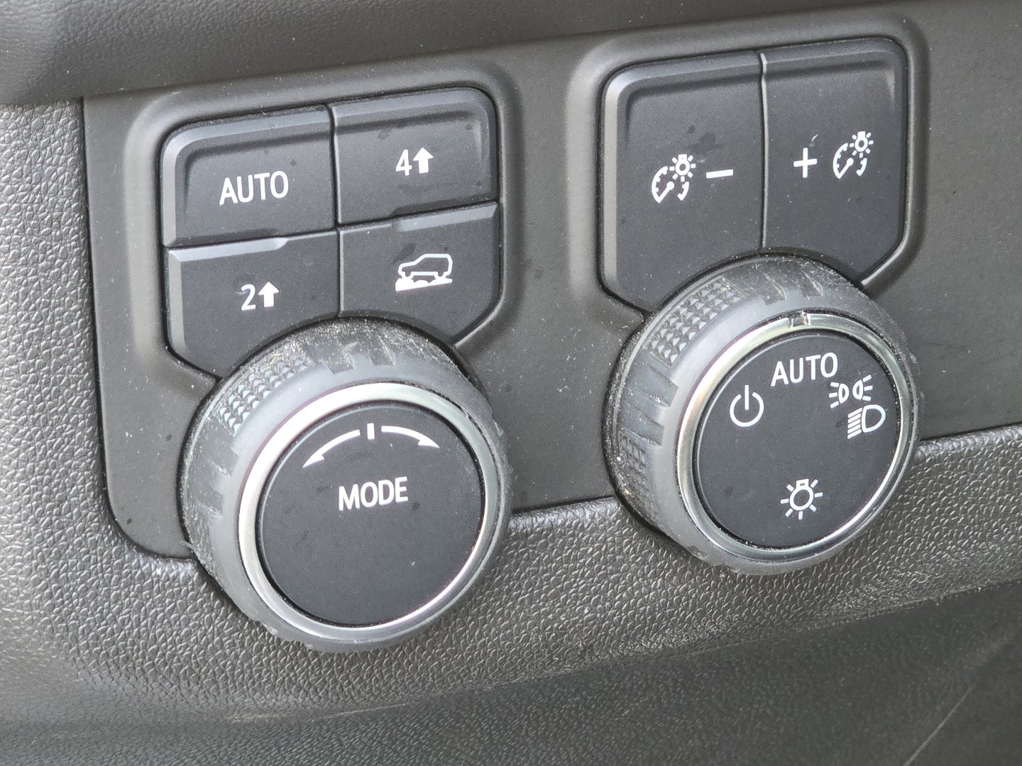 Used 2022 Chevrolet Suburban LT w/ LT Signature Plus Package image 17