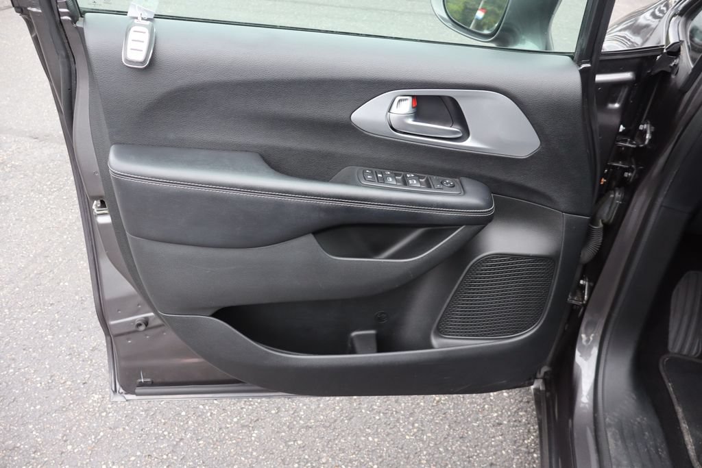 Used 2018 Chrysler Pacifica Touring Plus w/ S Appearance Package FWD image 28
