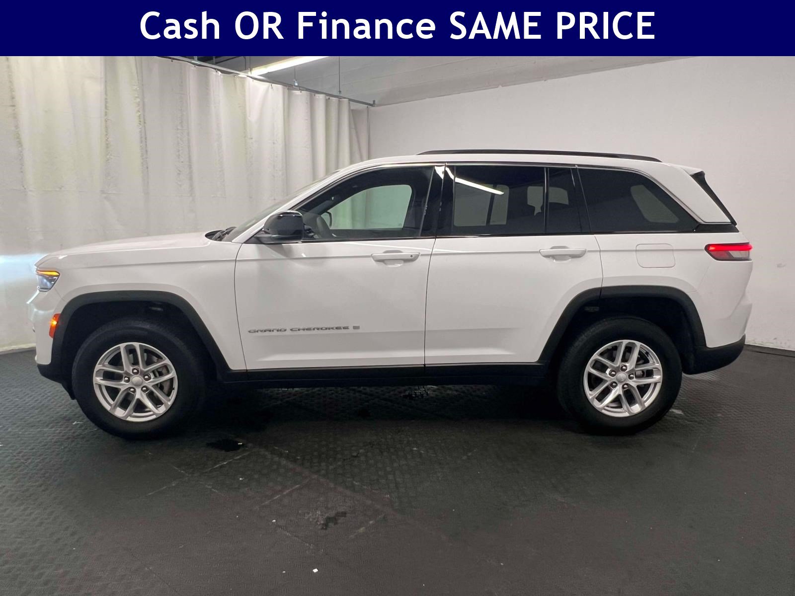 Used 2025 Jeep Grand Cherokee Laredo X w/ Luxury Tech Group I AWD/4WD image 11