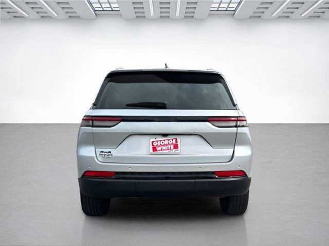 Used 2024 Jeep Grand Cherokee Altitude AWD/4WD image 5