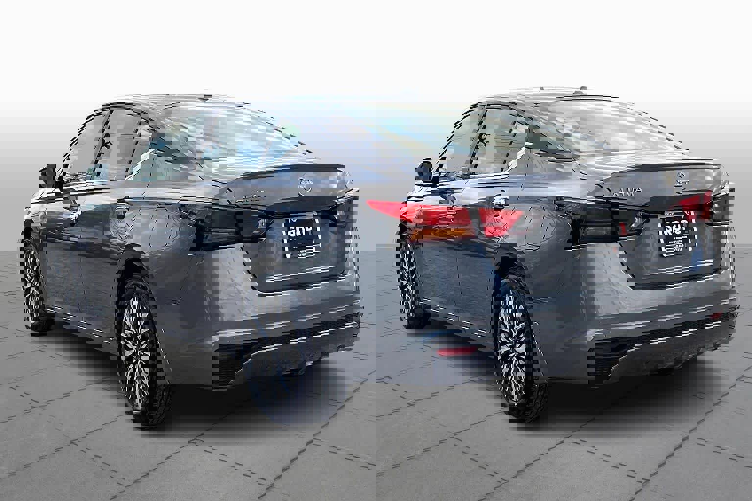 Used 2025 Nissan Altima 2.5 SV FWD image 12