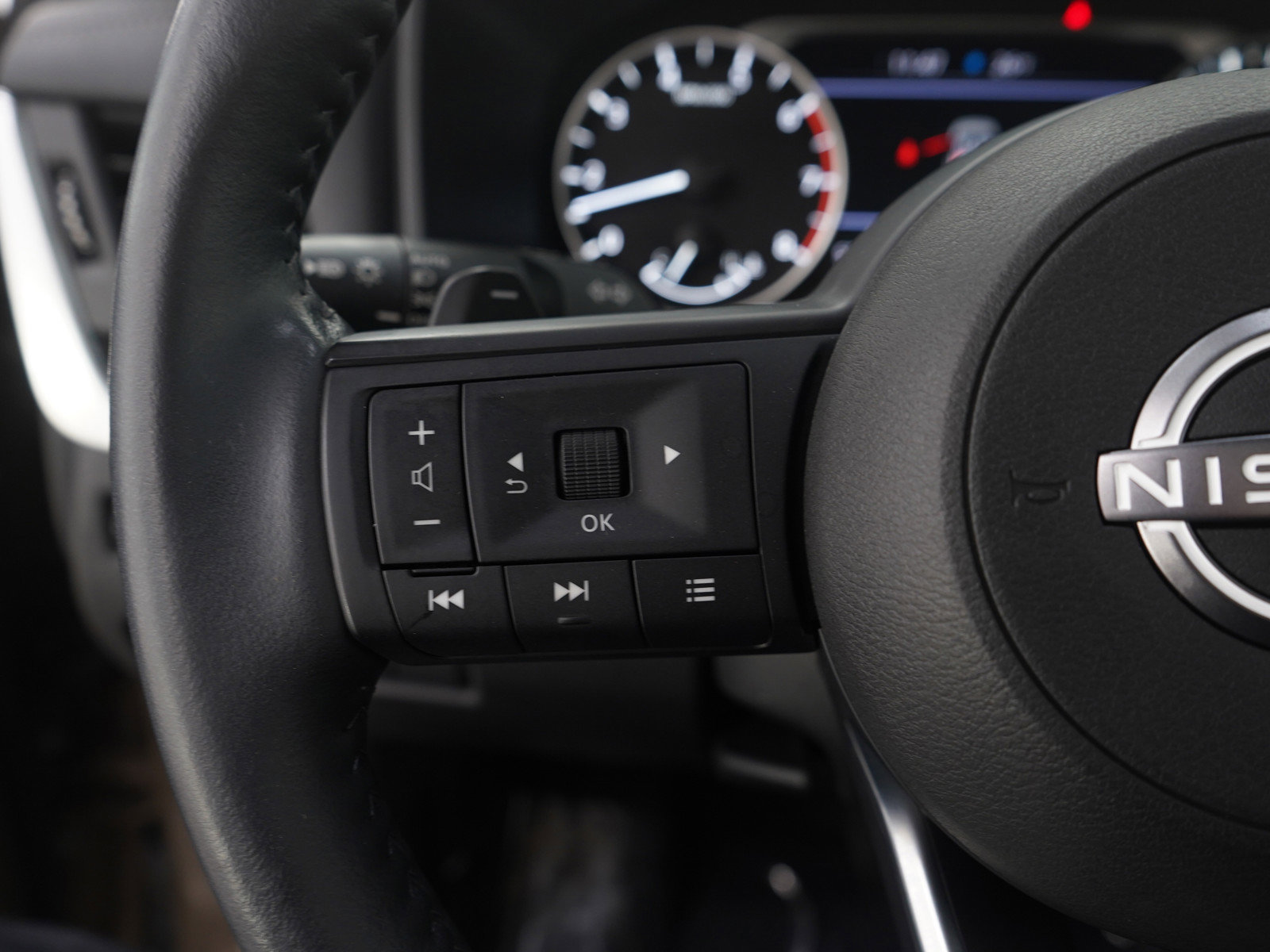 Used 2024 Nissan Rogue SV w/ SV Premium Package image 26