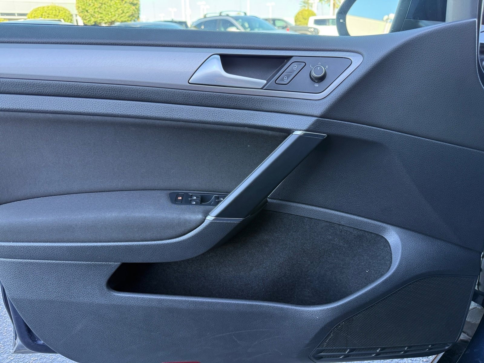 Used 2016 Volkswagen e-Golf SE image 13