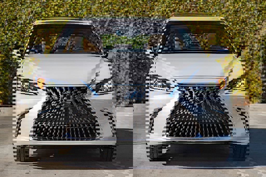 New 2025 Lexus ES 350 image 3