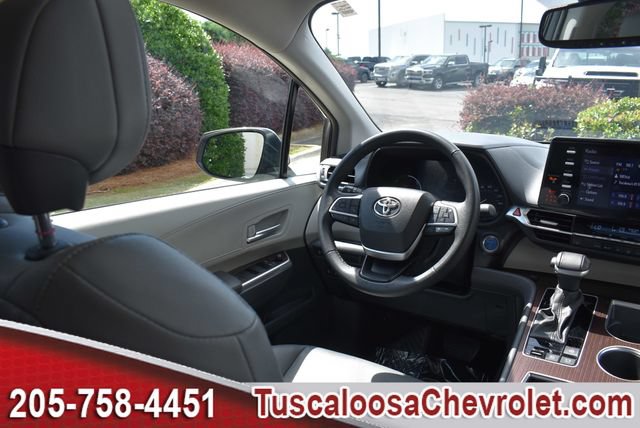 Used 2023 Toyota Sienna XLE FWD image 31