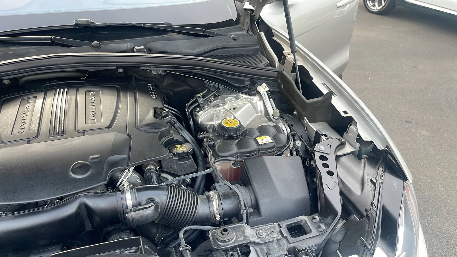 Used 2017 Jaguar F-PACE Premium image 32