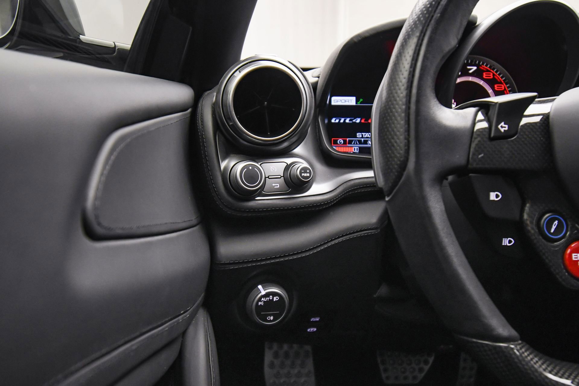 Used 2018 Ferrari GTC4Lusso T image 40