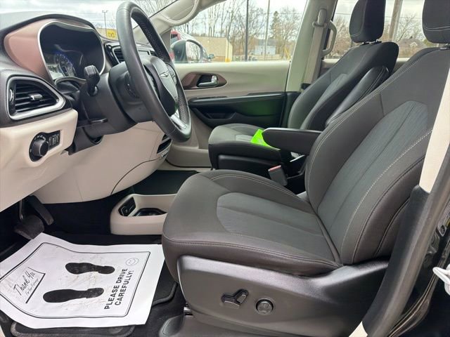 Used 2024 Chrysler Voyager LX image 23