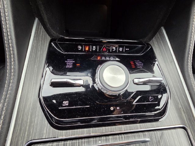 Used 2024 Jeep Wagoneer L Series III w/ Flexible Seating Group AWD/4WD image 19