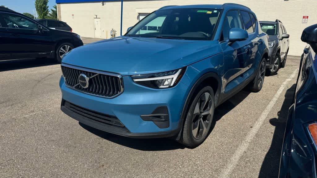 Used 2023 Volvo XC40 B5 Plus w/ Driver Assist Package AWD/4WD image 1
