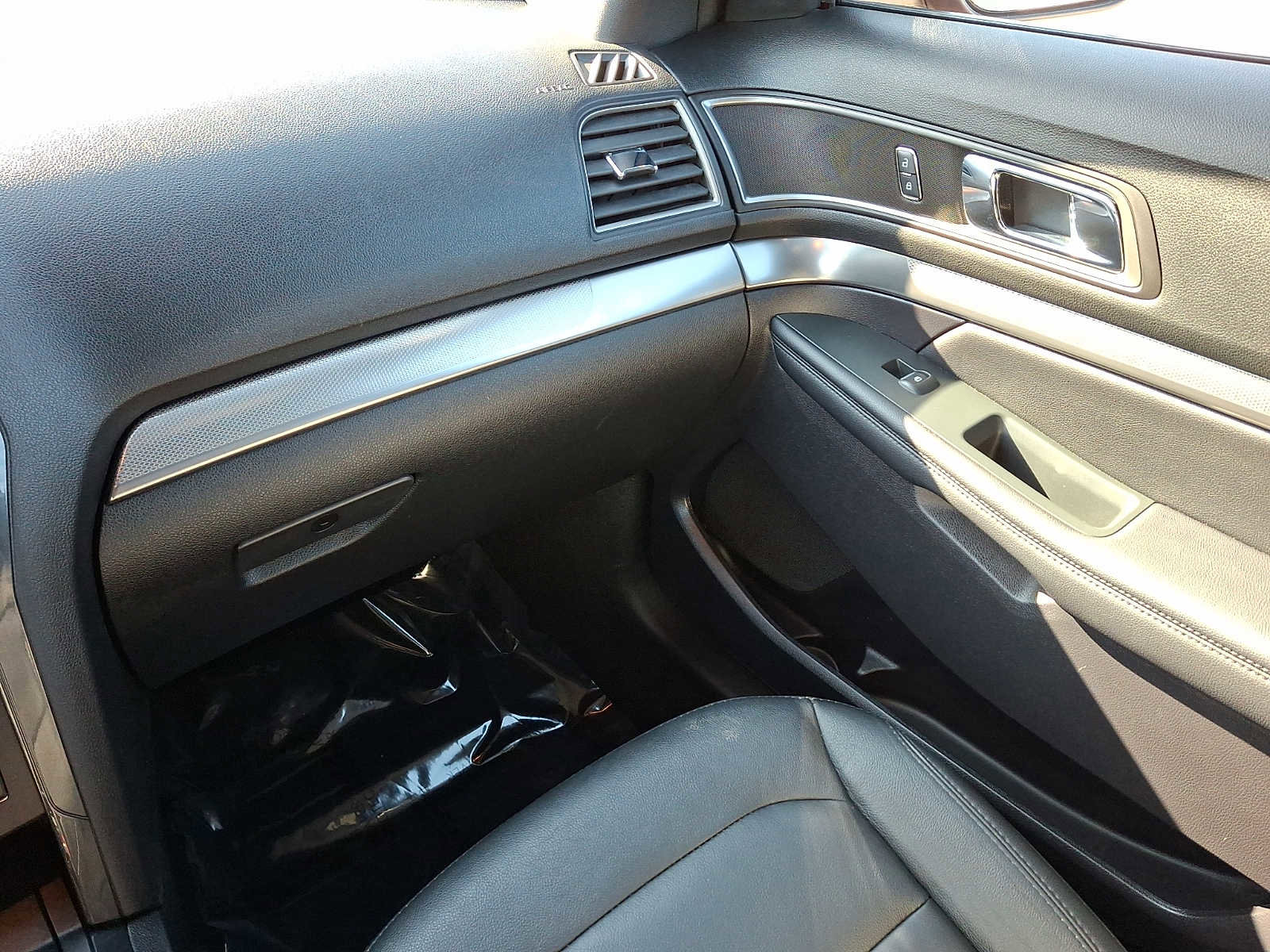 Used 2018 Ford Explorer XLT w/ Equipment Group 202A image 20