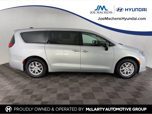 Used 2024 Chrysler Pacifica Touring-L image 5