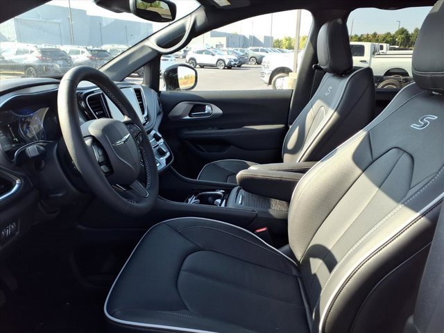 New 2026 Chrysler Pacifica Limited w/ S Appearance Package image 14