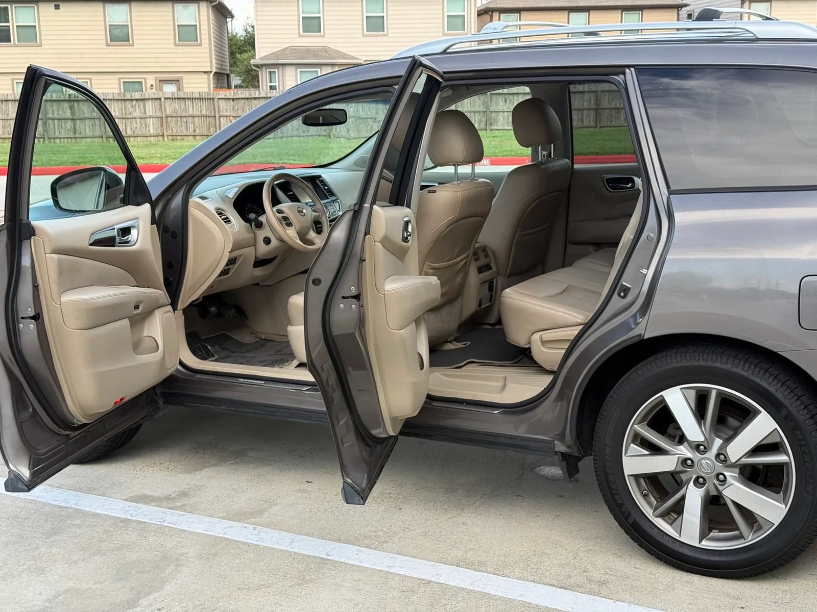 Used 2014 Nissan Pathfinder Platinum FWD image 10