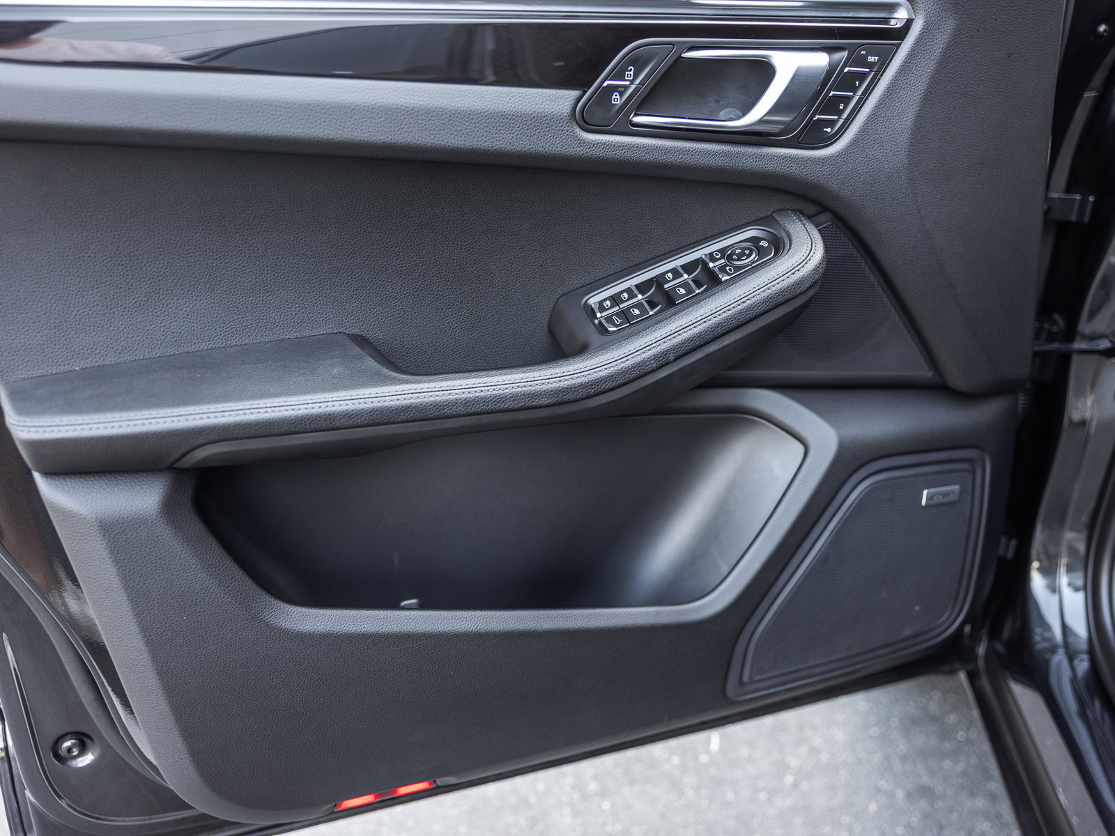 Certified 2023 Porsche Macan AWD/4WD image 13