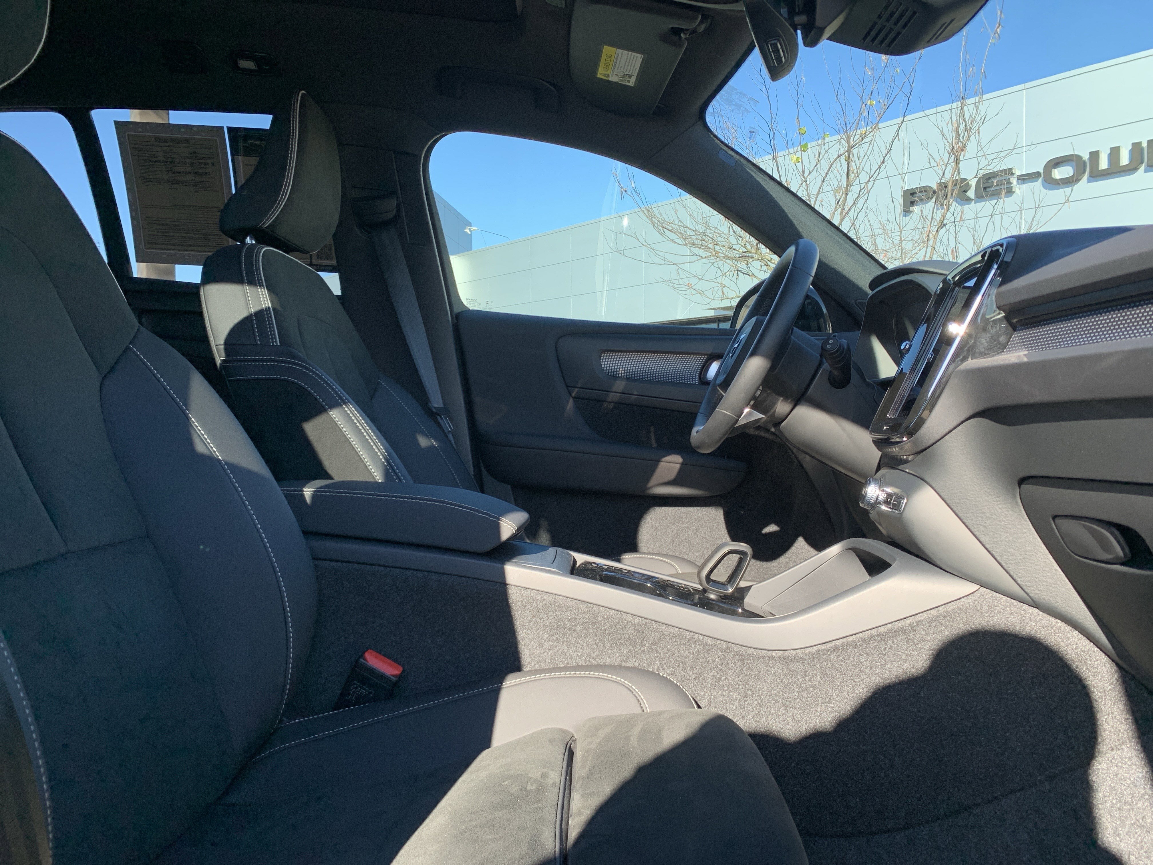 Used 2025 Volvo XC40 B5 Plus image 35