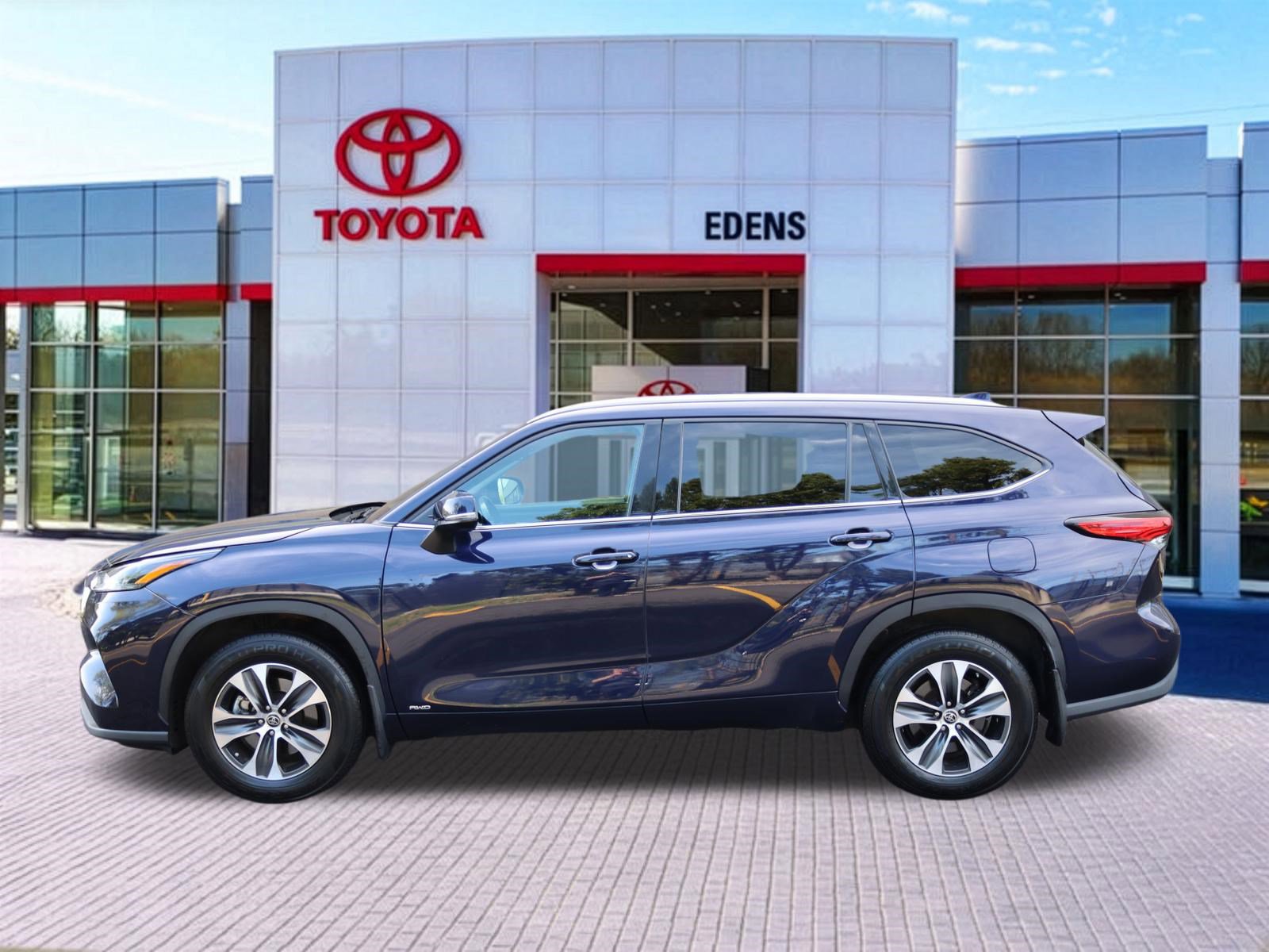Used 2022 Toyota Highlander XLE AWD/4WD image 9