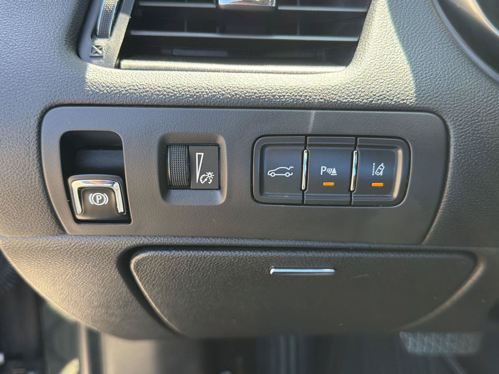 Used 2018 Chevrolet Impala Premier w/ Premier Confidence Package FWD image 19