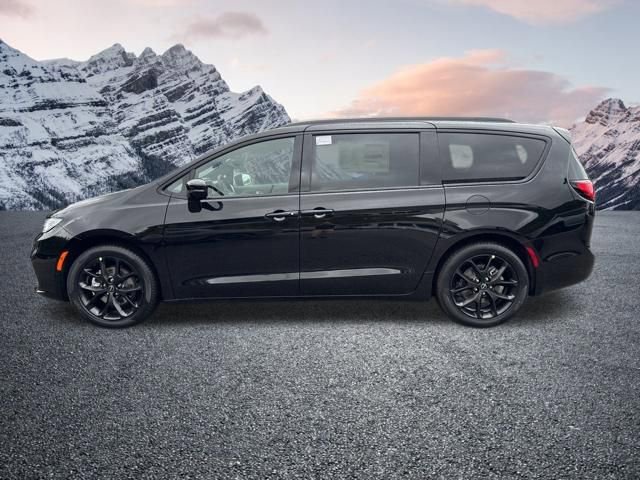 New 2026 Chrysler Pacifica Limited w/ Uconnect Theater Family Group image 6