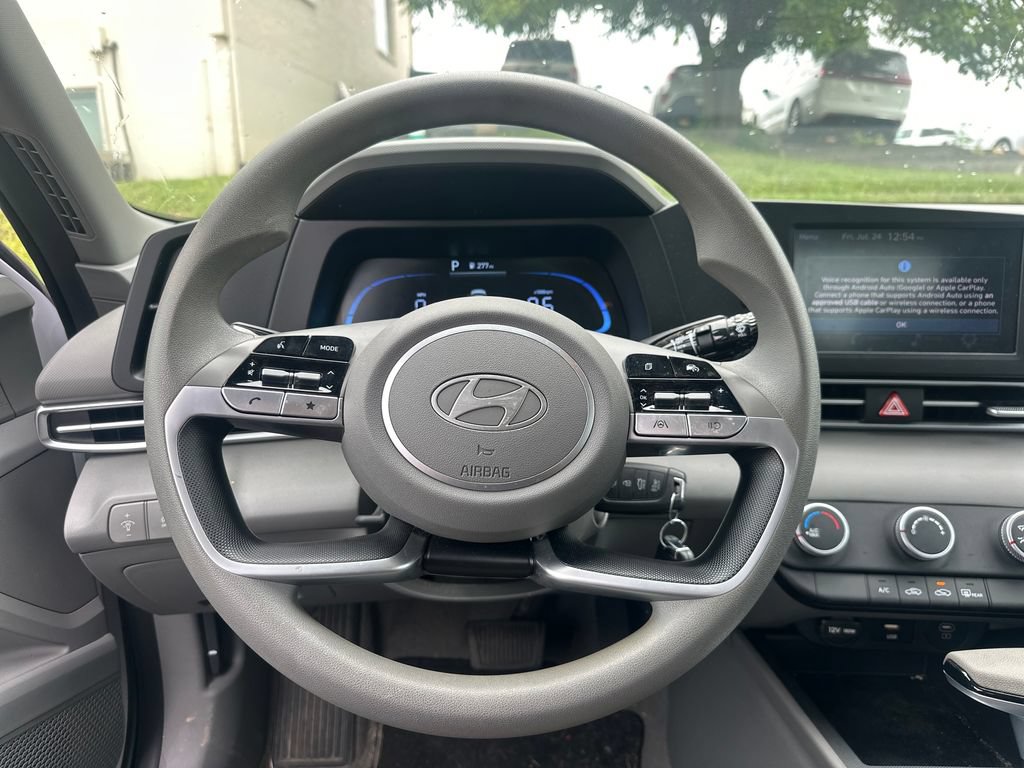 Used 2025 Hyundai Elantra SE FWD image 12