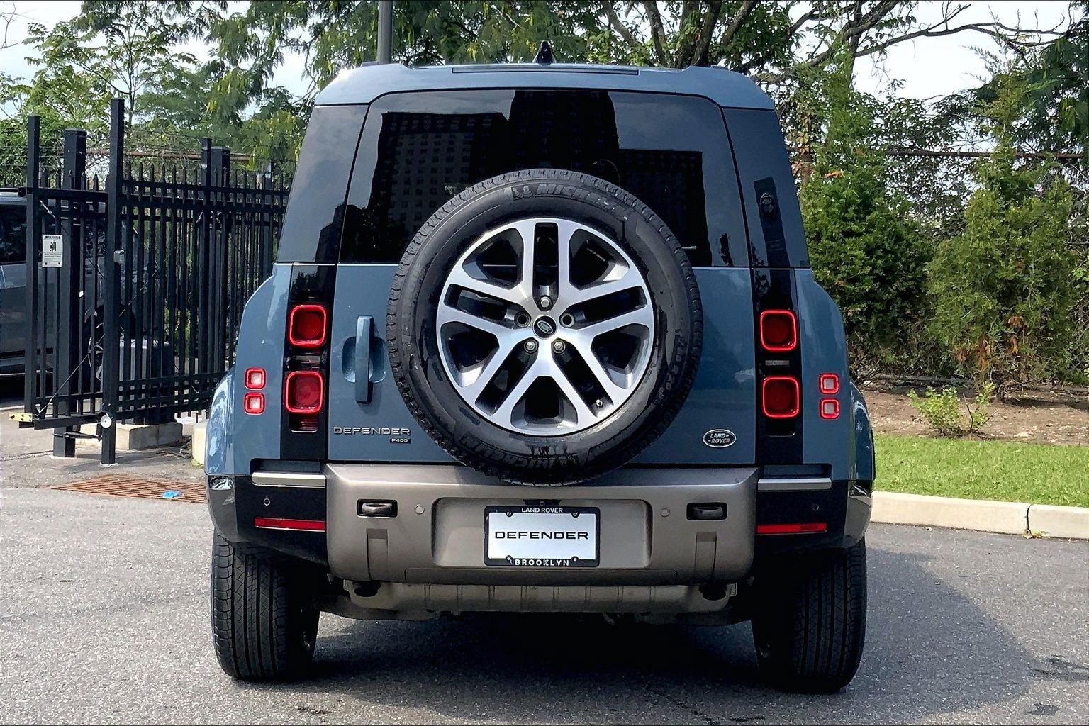 Used 2021 Land Rover Defender 110 X-Dynamic HSE AWD/4WD image 4