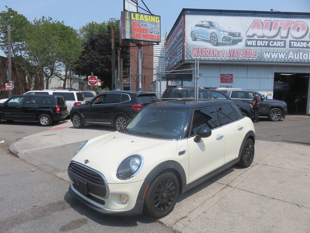 Used 2019 MINI Cooper 4-Door Hardtop w/ Signature Upholstery Package FWD image 2