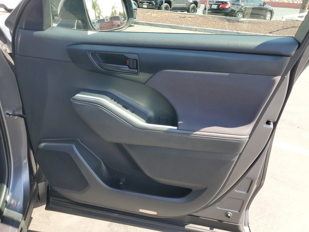 Used 2024 Toyota Highlander LE image 35