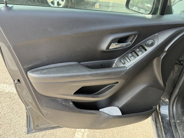 Used 2018 Chevrolet Trax LT w/ LT Convenience Package FWD image 6