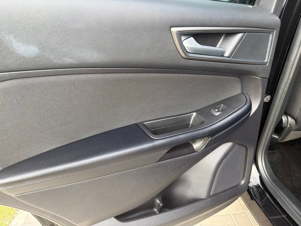Used 2018 Ford Edge SE FWD image 22