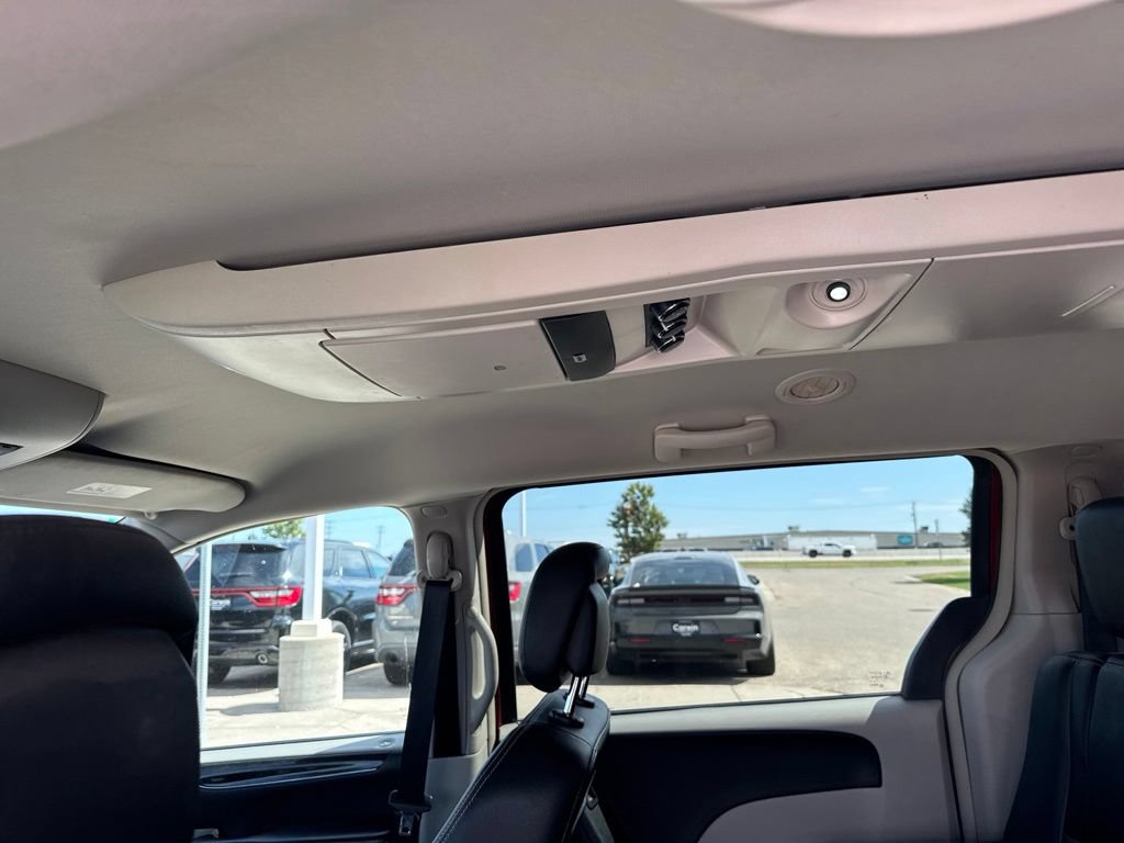 Used 2016 Chrysler Town & Country Touring FWD image 9