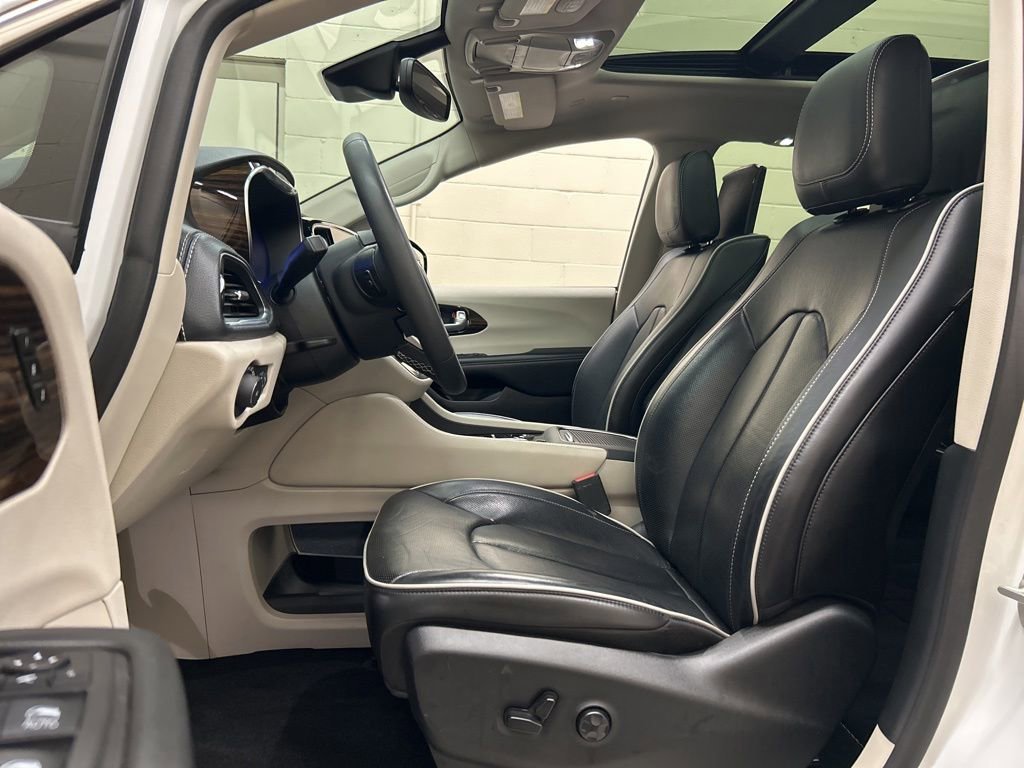 Used 2024 Chrysler Pacifica Limited w/ Uconnect Theater Family Group FWD image 7
