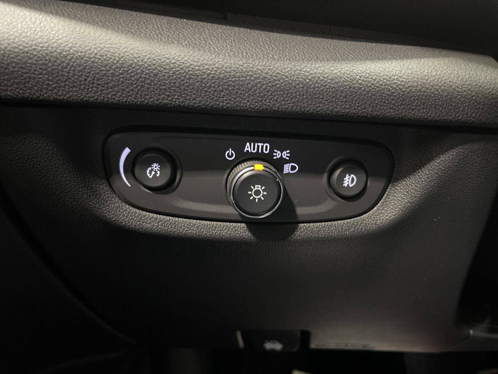 Used 2018 Buick Regal Essence w/ Driver Confidence Package #1 image 21