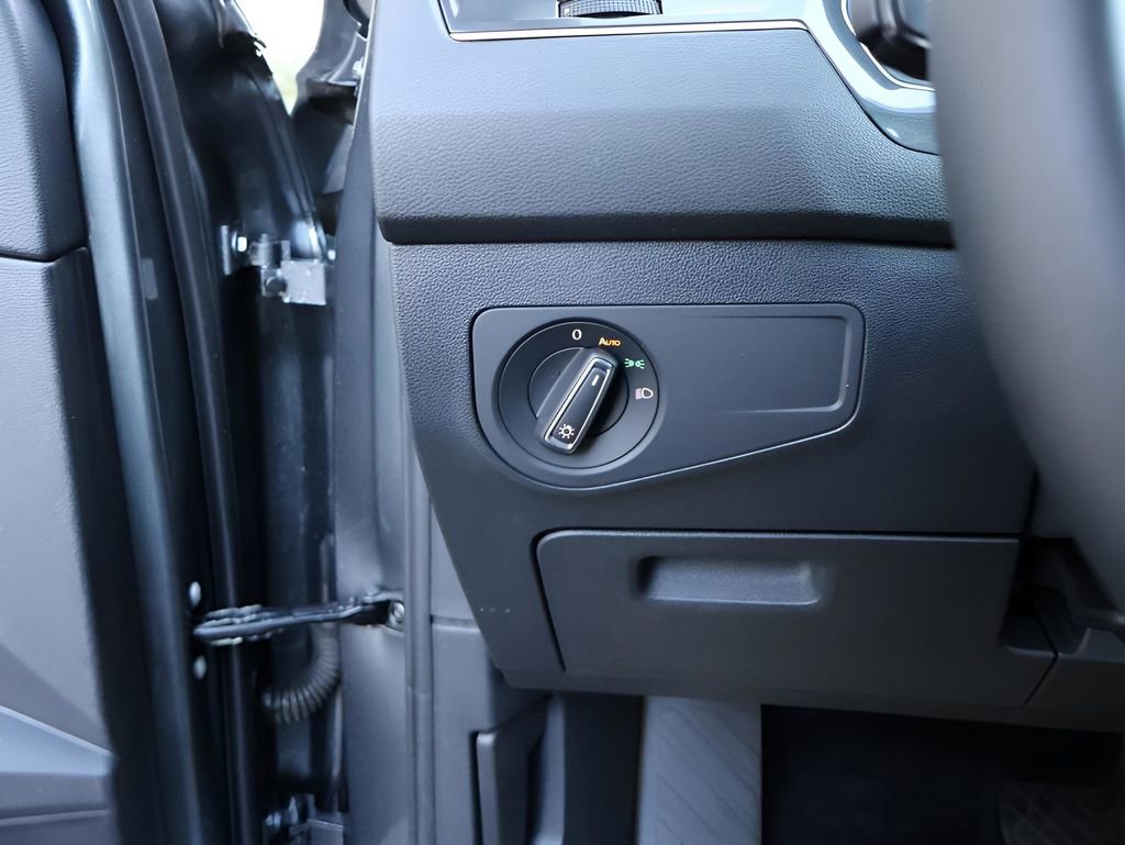 Used 2024 Volkswagen Tiguan SE image 35