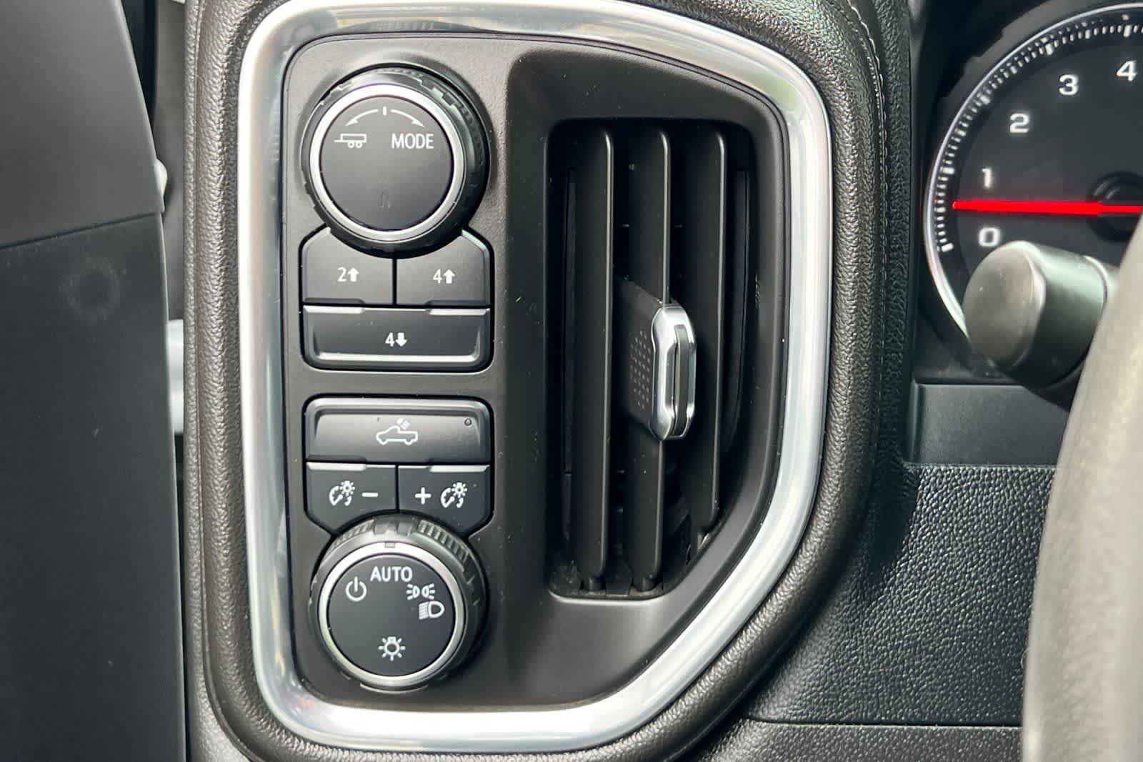 Used 2022 Chevrolet Silverado 2500 LT AWD/4WD image 31