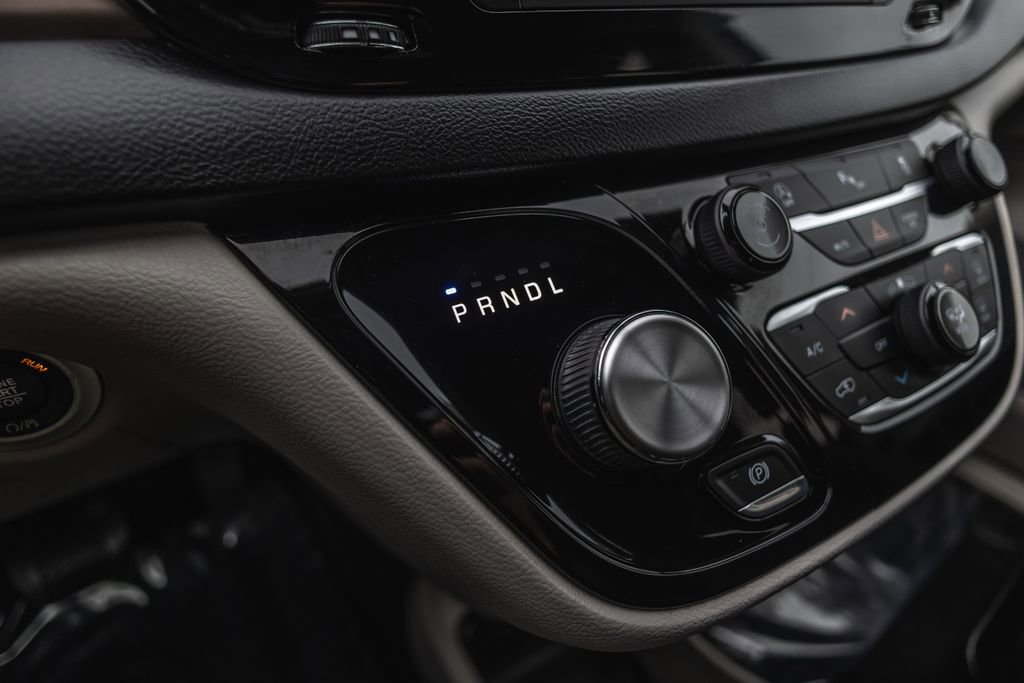 Used 2020 Chrysler Voyager L FWD image 16
