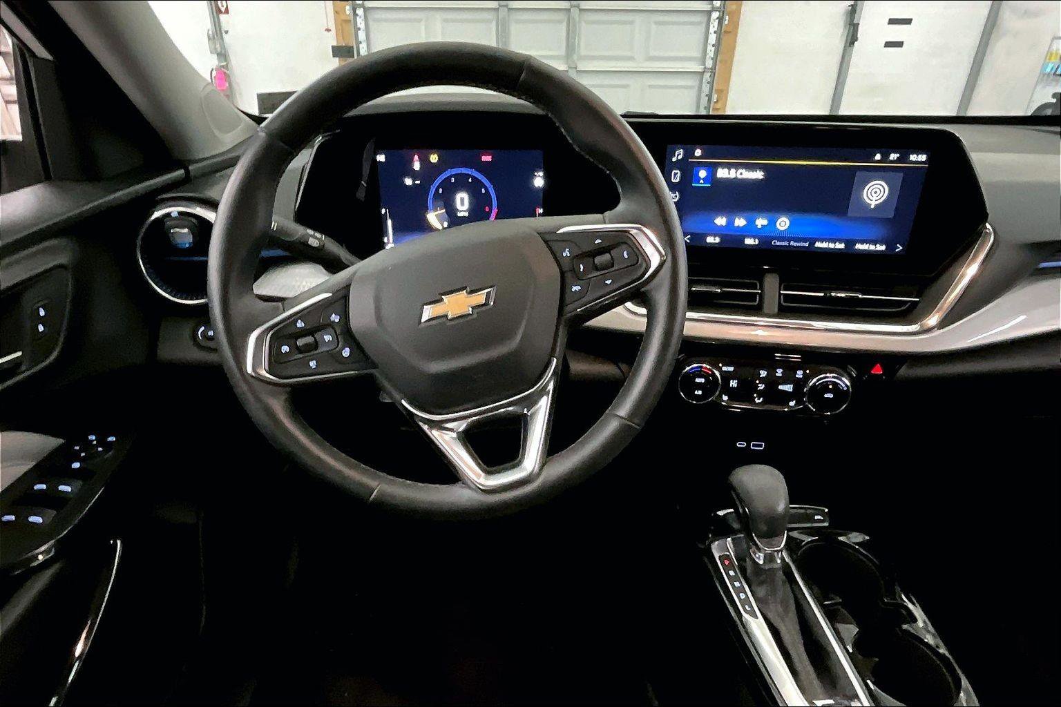 Used 2025 Chevrolet Trax LT w/ LT Convenience Package image 5