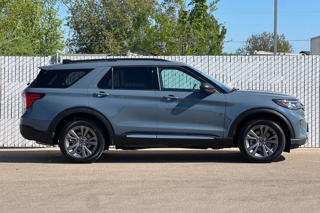 Used 2025 Ford Explorer Active AWD/4WD image 3