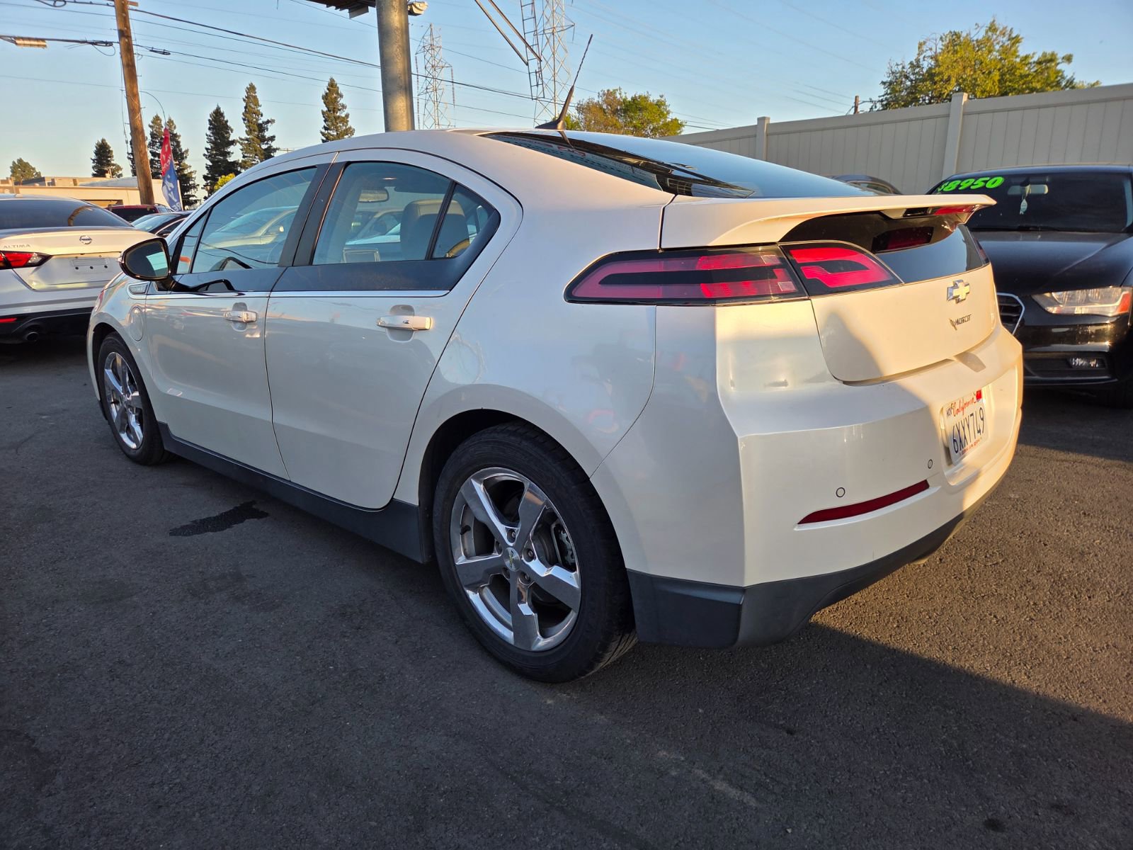 Used 2013 Chevrolet Volt Premium w/ Premium Trim Package FWD image 2