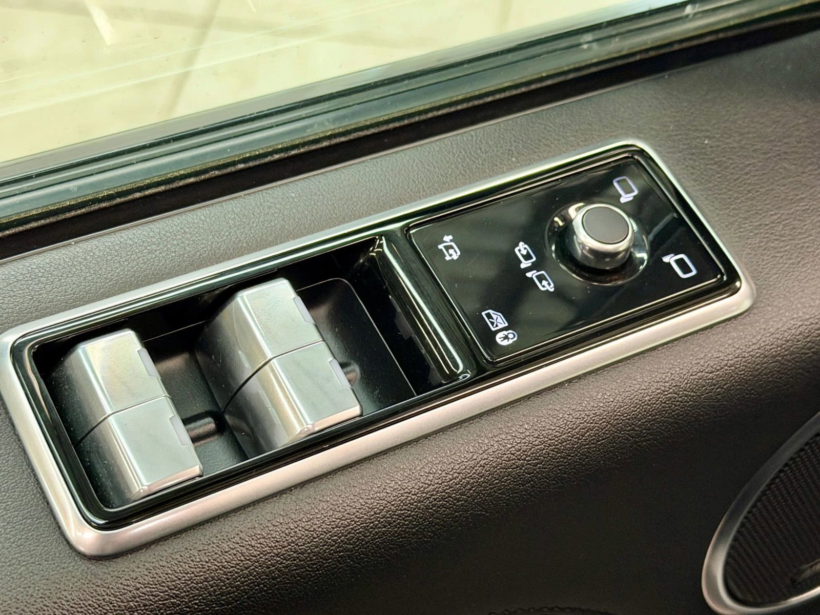 Used 2020 Land Rover Range Rover HSE image 22