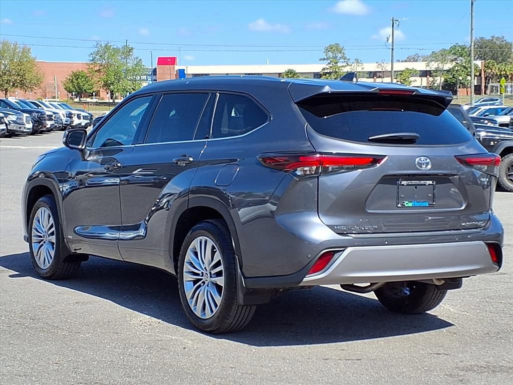 Used 2025 Toyota Highlander Platinum image 5
