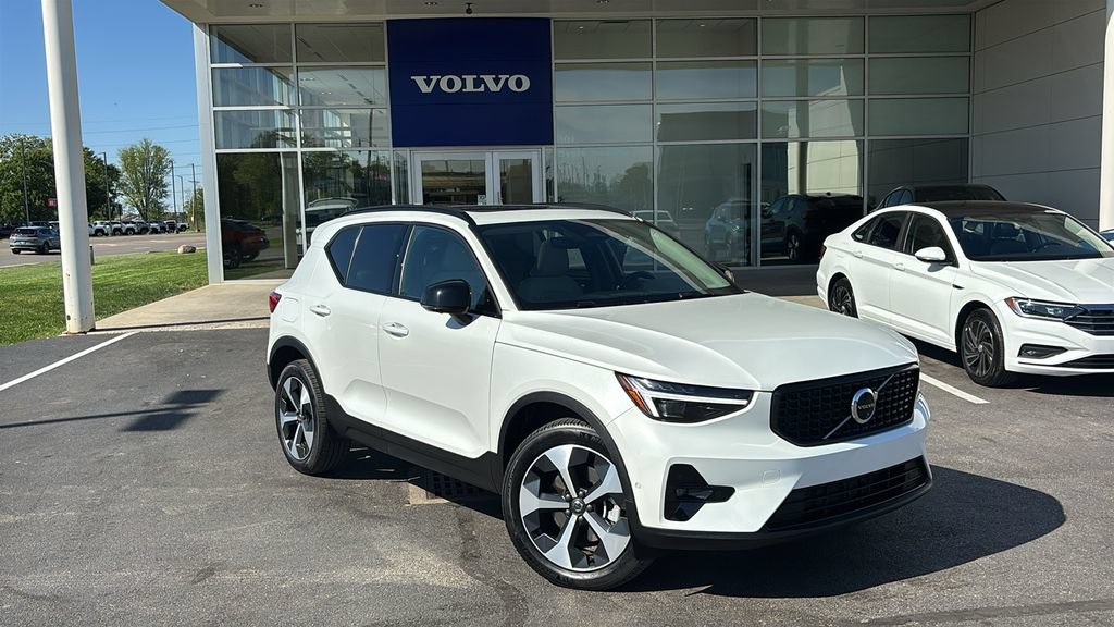 Certified 2026 Volvo XC40 B5 Plus AWD/4WD image 2