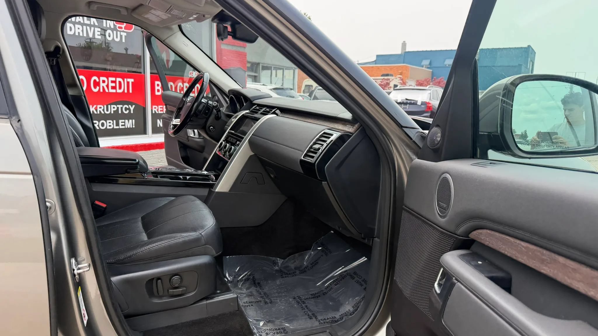 Used 2017 Land Rover Discovery HSE AWD/4WD image 19